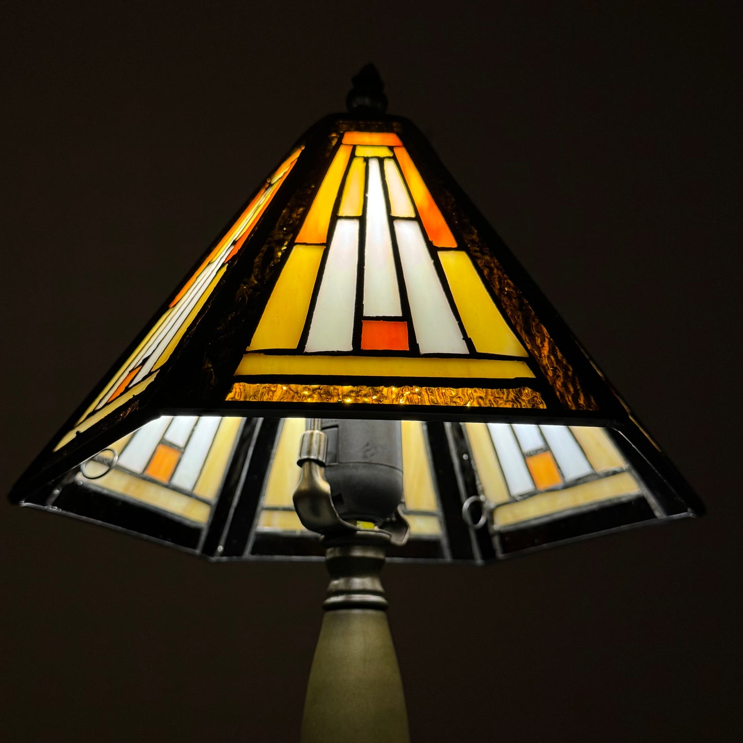 Auroh Tiffany Table Lamp 10 Inch – TFTL-1051 Cream & Amber Sunset Mission-Style Geometric Handcrafted Stained Glass, Bedside or Desk, UK