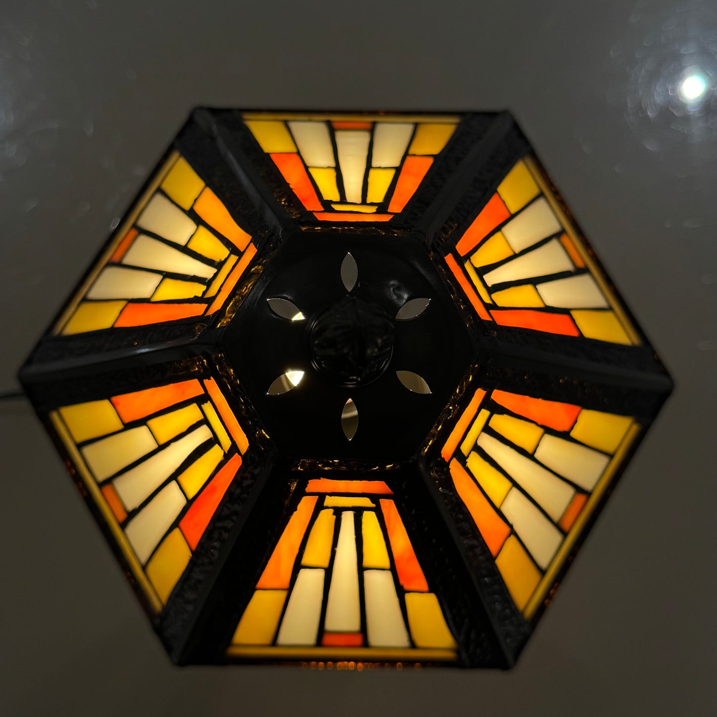 Auroh Tiffany Table Lamp 10 Inch – TFTL-1051 Cream & Amber Sunset Mission-Style Geometric Handcrafted Stained Glass, Bedside or Desk, UK